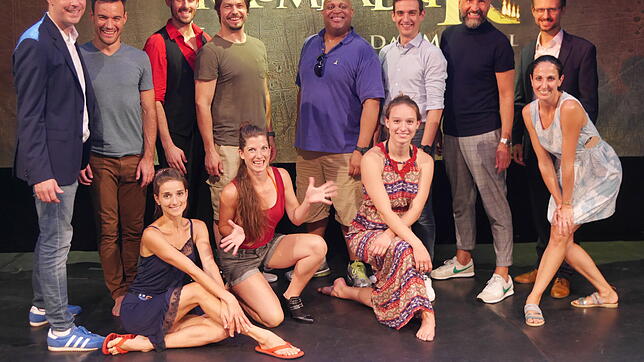 Geschafft: Die Jury um Indendant Jochen Frank Schmidt (links), Produzent Alexander Dieterle (rechts) und Choreografin Vanessa Vario ...