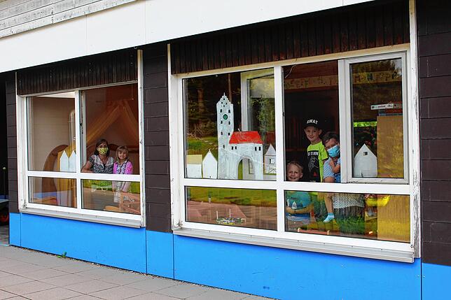 Das evangelische Kindertagheim ist in die Jahre gekommen. Drei Millionen Euro sind für den Neubau vorgesehen. Unser Bild zeigt von links ...