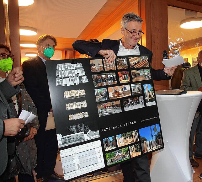 Architekt Werner Bäuerle zeigt auf der Bildertafel den Bauverlauf.