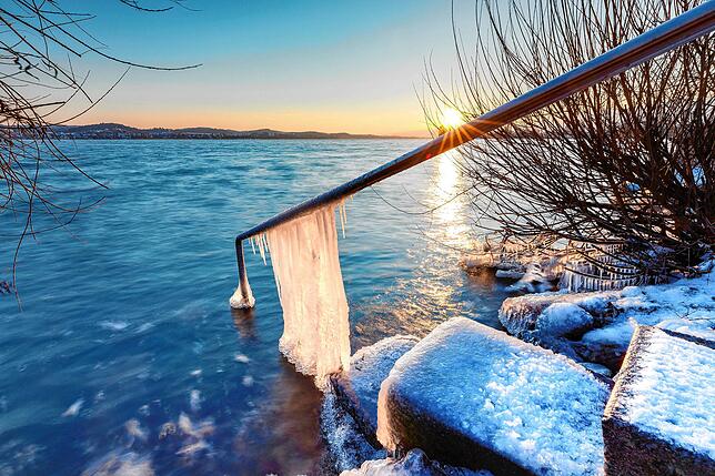 Eis kann besonders am See schön anzusehen sein, wie hier am Konstanzer Ufer im Februar 2021. Als gefrierender Regen ist es aber auch ein ...