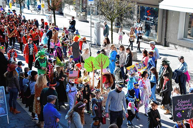 Bild 2: Bilder vom Kindernarrenbaum-Umzug in der Hauptstraße in Stockach