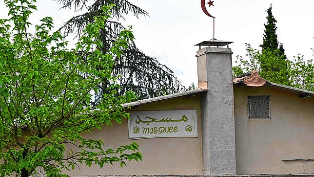 Dieses Foto zeigt die Khadija-Moschee in La Grand-Combe, Südfrankreich, am 27. April 2025, wo Aboubakar, ein muslimischer Gläubiger, am ...