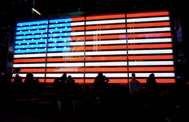 Auf dem Times Square in New York verfolgen Menschen die Wahlergebnisse
