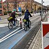 Da steht er wieder! Der Poller in der Petershauser Straße, der Autos abhalten, aber Fahrradfahrer durchlassen soll, auf einer Aufnahme ...