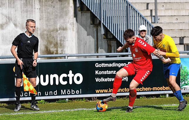 Bild 6: Die besten Bilder der Verbandsliga-Partie zwischen dem FC Singen und dem FV Lörrach-Brombach