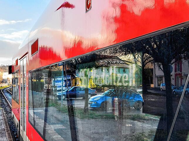 „S61 Radolfzell“ steht an diesem neuen Seehäsle Zug, der am Sonntagmorgen im Bahnhof von Stockach fotografiert wurde.