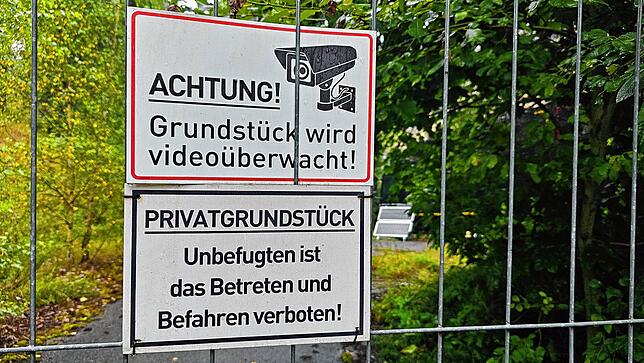 Das riesige Gebäude-Areal ist eingezäunt. Vor Videoüberwachung wird gewarnt.