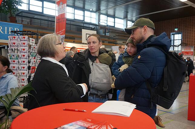 Intensive Beratung: Carmen Hausmann (links) von der Sparkasse Hochrhein unterhält sich mit einer Lauchringer Familie.