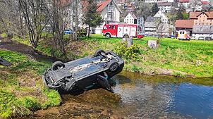 Der Wagen des Unfallfahrers kommt auf dem Dach zu liegen.
