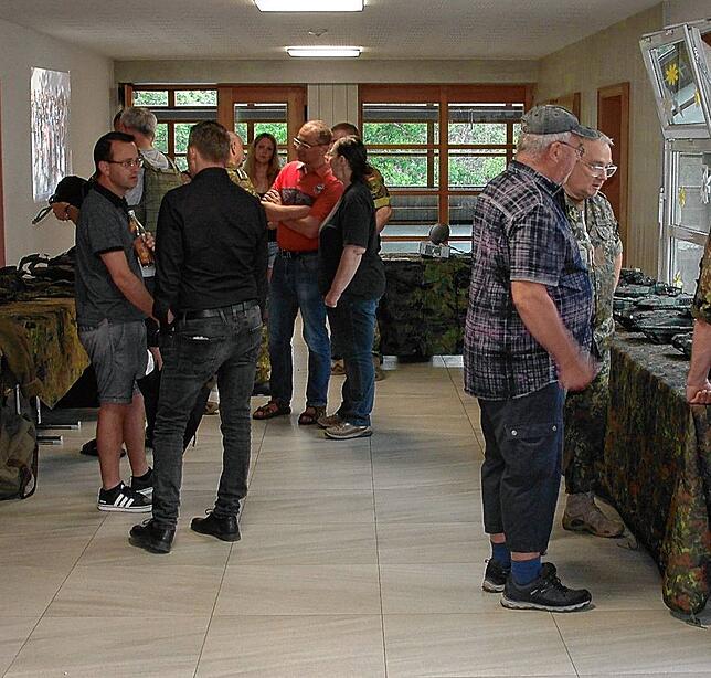 Mit einer kleinen Ausrüstungsschau im Foyer der Ramsberghalle boten die Reservisten Möglichkeiten zum Fachsimpeln und zum Austausch.