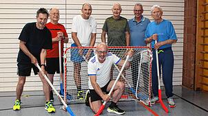 Hallenhockey kommt bei den Männern immer gut an. Beim TV Jahn Zizenhausen trainiert Herbert Reichle seine Vereinskollegen Horst Weber, ...