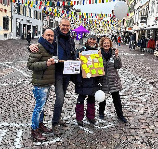 Mitglieder der Gruppe „DemokratieKick“ bei der Aktion in der Waldshuter Kaiserstraße vor der Bundestagswahl. Bild: DemokratieKick