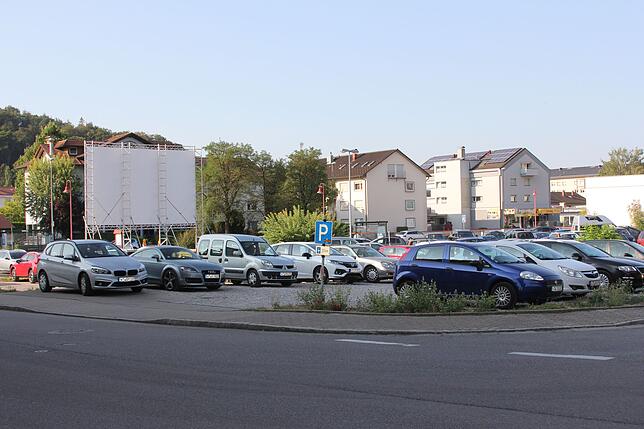 Klettgau-Caree:Auf dem Parkplatz am Tiengener Sulzerring soll das Klettgau-Caree entstehen. Investor ist Claus Schleith. Im Erdgeschoss ...