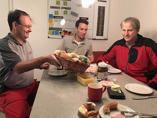 Notfallsanitäter Andreas Schuhbauer, Pilot Kilian Szulmirski und Notarzt Christoph Herzog (von links) beim Frühstück in der Station. ...