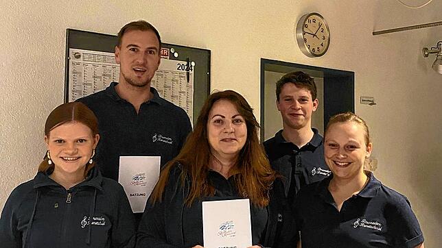 Theresa Tomm (von links), Kevin Strittmatter, Katja Schellin und Diana Mutter sind neue Mitglieder. Johannes Thoma (hinten, rechts) ...
