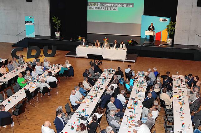 Beim Kreisparteitag der CDU in der Schwenninger Neckarhalle spricht Manuel Hagel, Spitzenkandidat der Landes-CDU, zu den Mitgliedern.