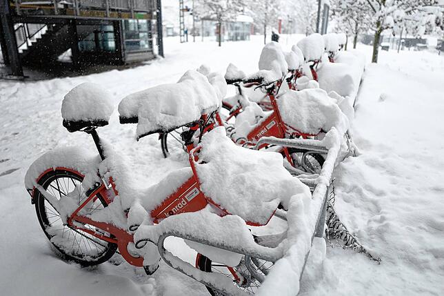 Leihfahrräder unter Schneemassen.