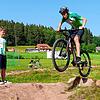 David Mahler wagt einen Sprung über die Schanze im Fun-Park, sein Bruder Kulas schaut zu.