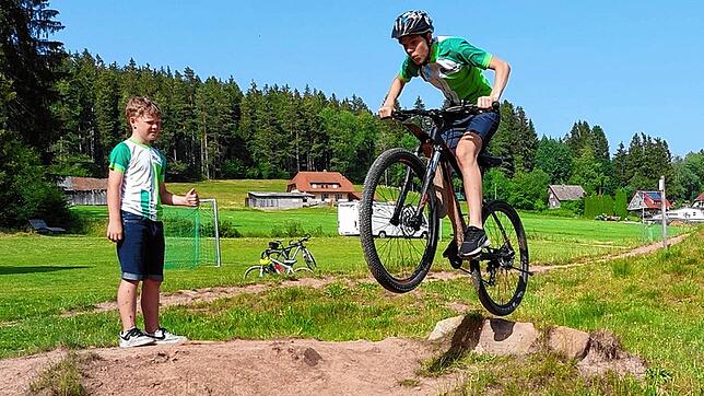 David Mahler wagt einen Sprung über die Schanze im Fun-Park, sein Bruder Kulas schaut zu.