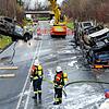 Was für ein Aufwand für die ausgebrannten E-Autos: Alleine das Abschleppunternehmen war mit zwölf Mann im Einsatz, um den Transporter ...