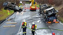Was für ein Aufwand für die ausgebrannten E-Autos: Alleine das Abschleppunternehmen war mit zwölf Mann im Einsatz, um den Transporter ...
