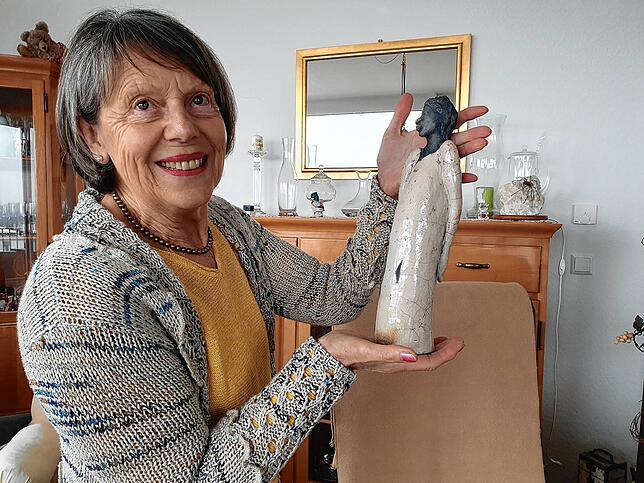 Eleonore Zöbisch mit einem ihrer Keramiken, die mit dem aufwendigen Rakubrand bearbeitet wurde. Ihren Brennofen ließ sie zurück in der ...