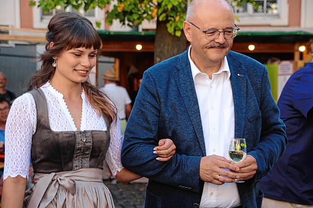 Jürgen Dietrich, Direktor des Staatsweinguts, geleitet Lena Frank auf die Bühne.