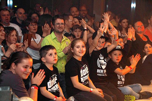 Bild 10: Ausgelassene Stimmung beim Dorfrocker-Konzert in Sauldorf