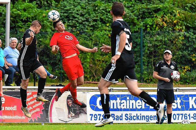 Bild 26: FC Wallbach setzt sich knapp mit 2:1 gegen den FC Tiengen 08 durch &ndash; und wir haben Bilder