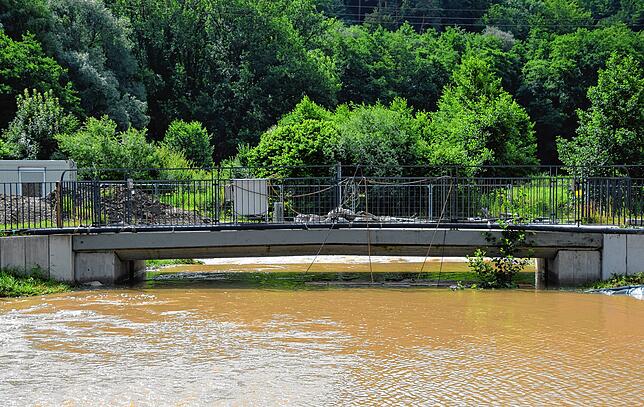 Bild 12: Land unter, Straße unter: Bilder von der überfluteten Brücken-Baustelle auf der L194 beim Freibad