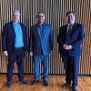 Oberbürgermeister Jürgen Roth (Mitte) beglückwünscht Lutz Schwarz (rechts), der neuer Leiter des Amtes für Kultur wird und somit ...