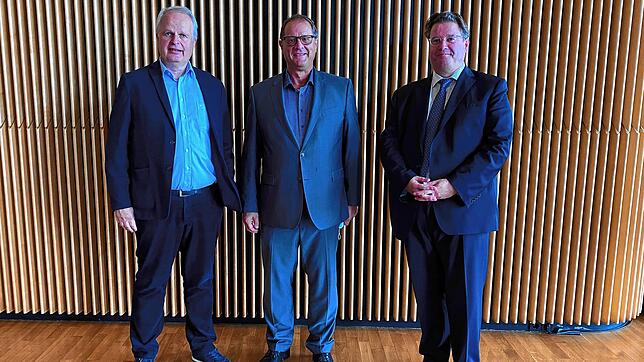 Oberbürgermeister Jürgen Roth (Mitte) beglückwünscht Lutz Schwarz (rechts), der neuer Leiter des Amtes für Kultur wird und somit ...