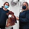 Friseurmeisterin Julia Harzer (links) nimmt sich Zeit für ihre Auszubildende Jasmin Hipp, auch wenn sich der Betrieb im Friseurgeschäft ...