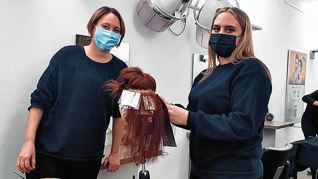Friseurmeisterin Julia Harzer (links) nimmt sich Zeit für ihre Auszubildende Jasmin Hipp, auch wenn sich der Betrieb im Friseurgeschäft ...