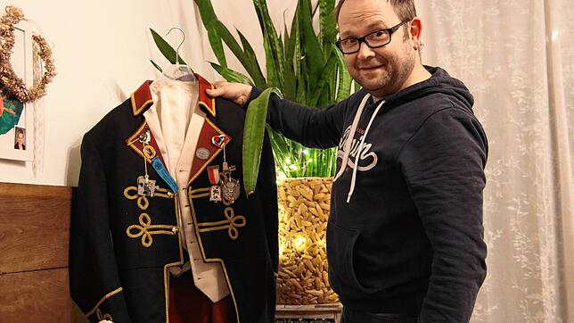 Alan Poëzevara, Narrenbolizischt der Narrizella Ratoldi, holt seine Uniform aus der Truhe. Das Pferd, das zu seinem Häs dazugehört, ...
