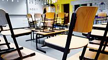 Leere Stühle im Klassenzimmer. Welchen Wert hat Unterricht noch, wenn Schüler jederzeit blaumachen können?