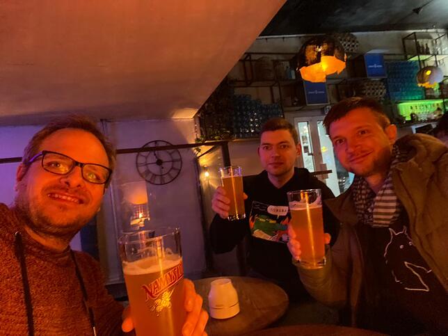 Geschafft! Nach erfolgreicher Ankunft in Warschau stoßen Manuel Wagner, Illia Kravchenko und Andrius Pamorskis (von links) mit einem ...