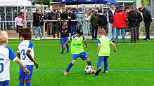 Nahmen den neuen Kunstrasenplatz auf der Mettnau während der offiziellen Eröffnung gleich in Betrieb: Die Nachwuchskicker des FC ...