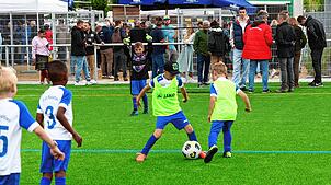 Nahmen den neuen Kunstrasenplatz auf der Mettnau während der offiziellen Eröffnung gleich in Betrieb: Die Nachwuchskicker des FC ...