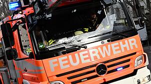 Die Feuerwehr ist mit zahlreichen Kräften im Einsatz. (Symbolbild)