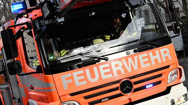 Die Feuerwehr ist mit zahlreichen Kräften im Einsatz. (Symbolbild)