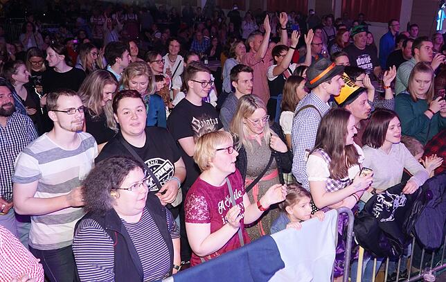 Bild 6: Mit Polonaisen und Ballermann-Feeling durch den Saal &ndash; Bilder der Dorfrocker in Löffingen