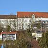 Die Jakob-Gretser-Schule von der B&nbsp;33 aus gesehen. Die größte Grundschule im Bodenseekreis soll saniert und von vier auf drei Züge ...
