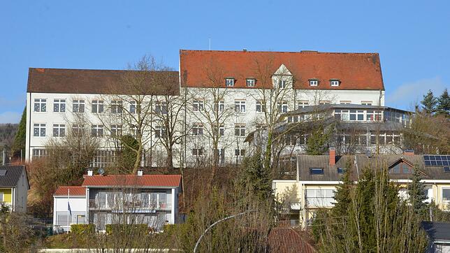 Die Jakob-Gretser-Schule von der B&nbsp;33 aus gesehen. Die größte Grundschule im Bodenseekreis soll saniert und von vier auf drei Züge ...