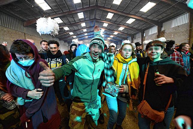 Ausgelassene Stimmung auf der Party im französischen Ort Lieuron.