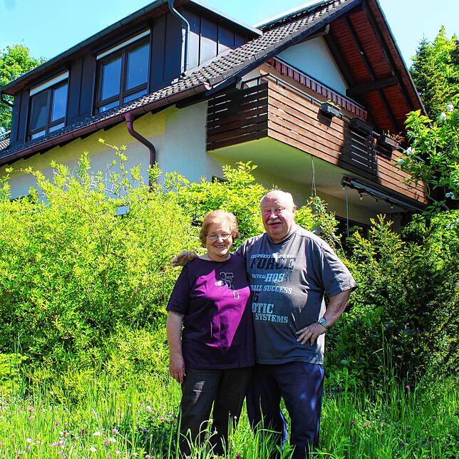 Ehepaar Drewniok vor seinem Haus direkt am Waldrand, bis zu dem der Verkehrslärm der Bundestraße nicht dringt. „Höchstens bei ...