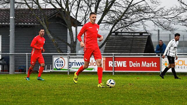 Adrian Scholemann, Kapitän des FC Pfaffenweiler, hält die derzeitige Situation mit 18 Mannschaften in der Bezirksliga für ...