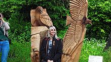 Kati Klotz mit ihrer Skulptur „Seelenfreiheit“ bei der Eröffnung des neuen grenzüberschreitenden Skulpturenwegs.