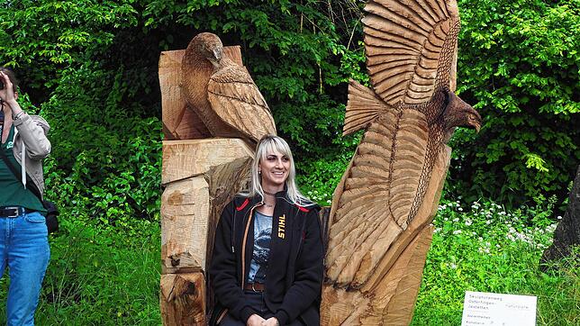 Kati Klotz mit ihrer Skulptur „Seelenfreiheit“ bei der Eröffnung des neuen grenzüberschreitenden Skulpturenwegs.