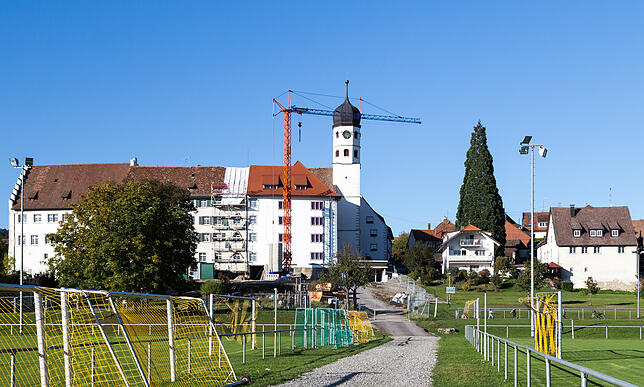 Die Fußballfelder ermöglichen einen freien Blick auf das Augustiner Chorherrenstift.